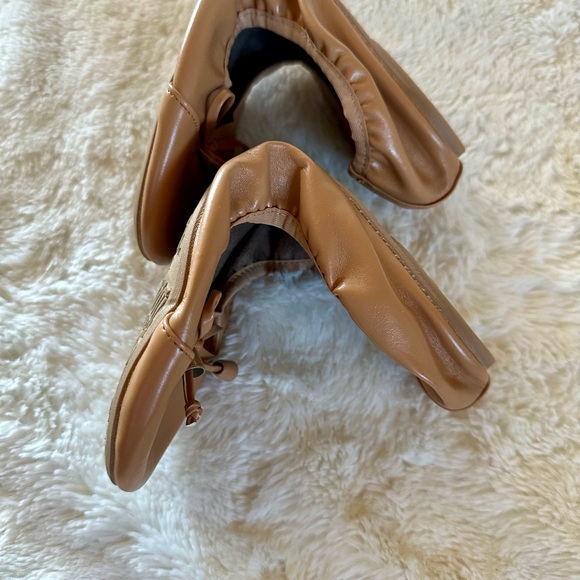 Talaria tan women’s flats size 7 excellent condition matching carrying case - Picture 4 of 8